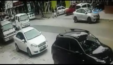 Bursa'da otomobil ile motosiklet böyle çarpıştı