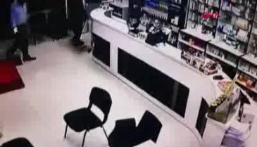 Uyuşturucu bağımlısı hırsızlar eczaneyi soydu