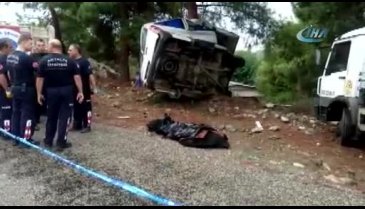 Tur minibüsü devrildi: Ölü ve yaralılar var...