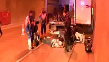 Motosiklet tünelde çalışan işçilerin arasına daldı