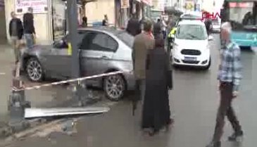Otomobil otobüs durağına daldı: 3 yaralı