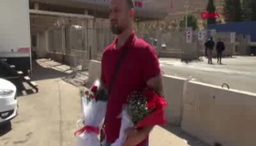 Elinde çiçek 7 gündür bekliyor!