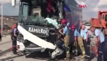 Yolcu otobüsü temizlik aracına çarptı: 1 ölü, 15 yaralı