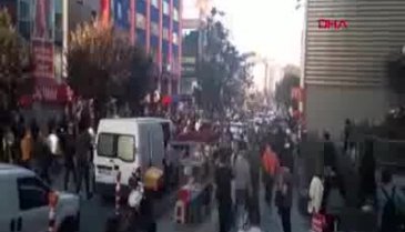 İstanbul Bakırköy'de dehşet anları: Otomobili yayaların üzerine sürdü