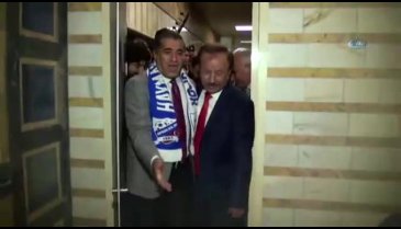 TRT programı sonrası takım elbiseleriyle havuza girdiler