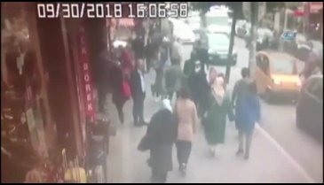Uyuşturucu satıcısı yayaların arasına daldı