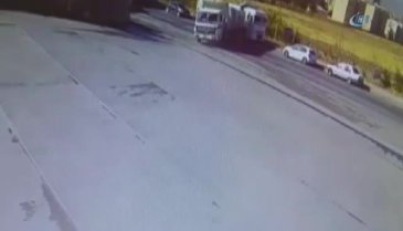 Park halindeki kamyon kayıp başka bir kamyona çarptı