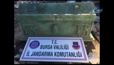 Bursa'da bahçeye gizlenmiş Roma dönemine ait bronz lahit ele geçti
