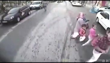 Kendisine yol veren otobüse saldırdı