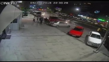 Tek yumrukla devirip cep telefonunu gasp ettiler