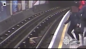 Metroda iki kişiyi raylara atmaya çalıştı