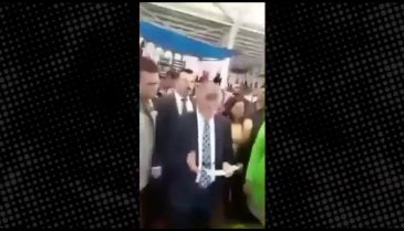 Belediye başkanını pazarcıyı herkesin gözü önünde fırçaladı
