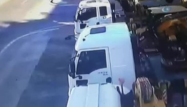 Otobüs midibüse böyle çarptı