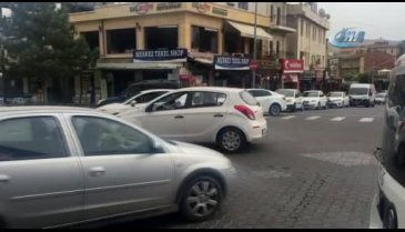 Aracını meyve suyu içmek için yolun ortasına park etti!