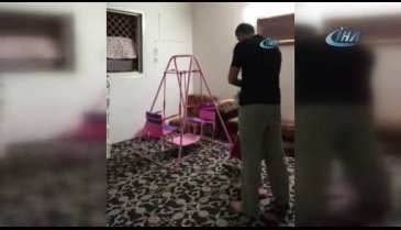 Bursalı aile güldürdü! Minik çocuklar namaz kılan babalarıyla böyle oynadı