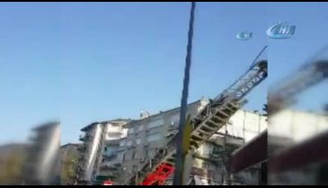 Bursa'da elektrik direğinde ayağına ip dolanan kuşu itfaiye kurtardı