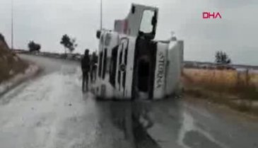 Bursa İnegöl'de talaş yüklü tır devrildi: 1 yaralı