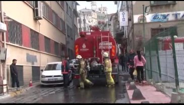 Depoda çıkan yangına bahçe hortumuyla müdahale ettiler