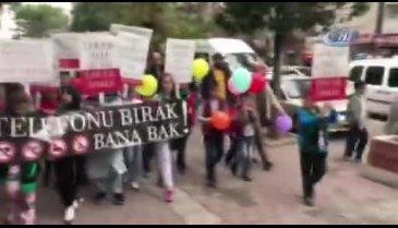 Bursa'da çocuklar ailelerini protesto etmek için sokağa döküldü