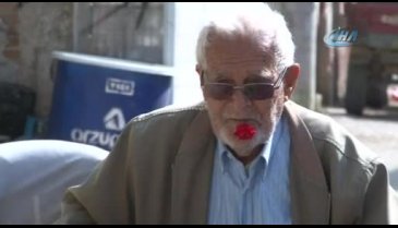 Bursa'da 60 yıldır ağzında sigara yerine gül ile dolaşıyor