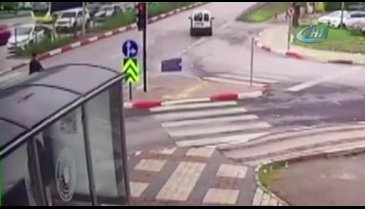 Bursa'da kırmızı ışıkta geçen otomobil yayaya çarptı
