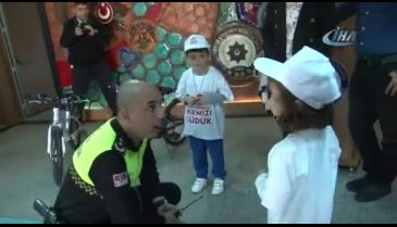 Bursa'da emniyetten çocuklara bisiklet