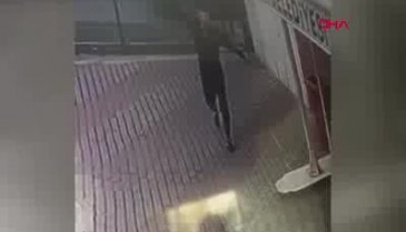Elindeki silahla sahaya girmek istedi