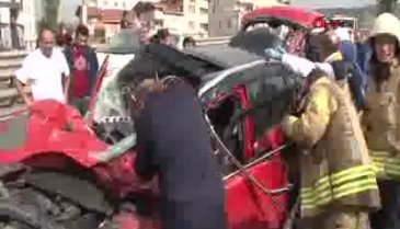 Karşı yönden gelen otomobil üzerine uçtu
