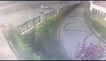 Kontrolden çıkan araç yan yattı
