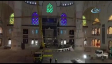 Çamlıca Camii'nin avizesi yerleştirildi