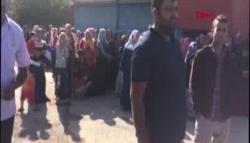 Adana'da 3 çocuğunu boğazını keserek katletti