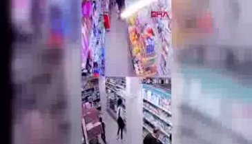 Markette genç kızı dövdü, herkes izledi!