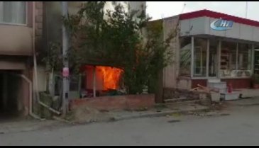 Bursa'da metruk ev alevlere teslim oldu