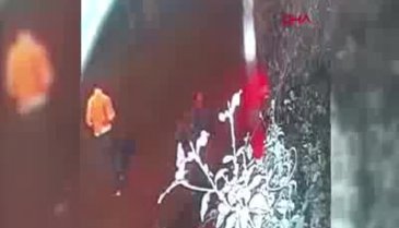 İstanbul'da bir kişi önüne geleni bıçakladı