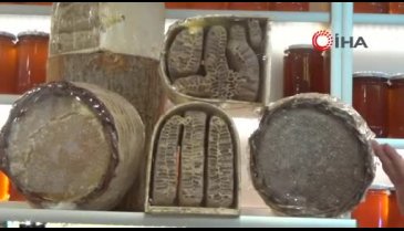Bursa'da arılar peteğe "Allah" yazdı