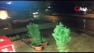 Bursa'da kaldırım taşını kırdı, ağacı yerinden söktü, kaza anı kameraya yansıdı