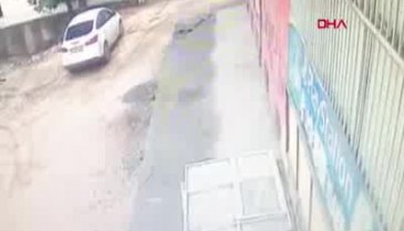Kaldırım çöktü, doktor ve hemşire içine düştü