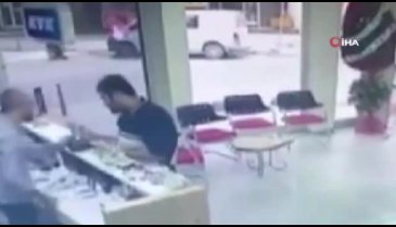 Müşteri gibi geldi, sadaka kutusunu çalıp gitti