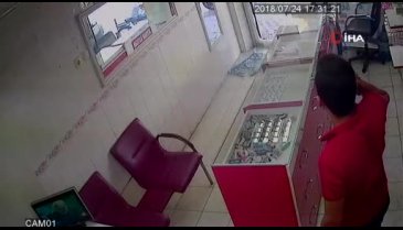Kız kardeşler dükkanı basıp çekiçle saldırdı