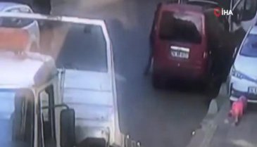 Çekiciden düşen araçla minibüs arasında kaldı