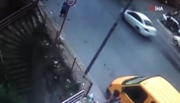 Freni boşalan kamyon duvara girdi