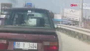 Bursa'da otomobilin üzerinde yatak taşıdı