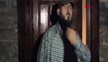 Bursa'da tarihi hana taktığı beyaz çelik kapıya şarkı yaptı