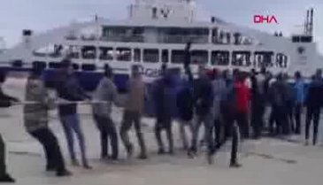 Arıza yapan feribot halatla kıyıya çekildi