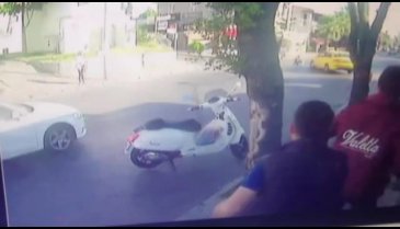 Motosiklet dönüş yapan taksiye çarpıp takla attı