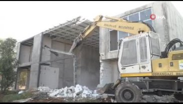Bursa'da lüks villanın kaçak bölümleri yıkıldı