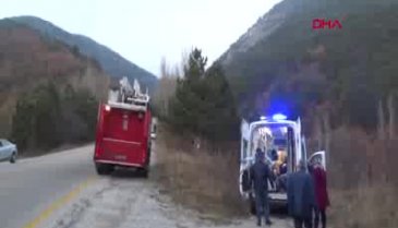 Bursa plakalı otomobil şarampole devrildi: 4 yaralı