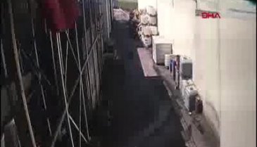 Bursa'da iş kazasında ağır yaralanan eşine çocuğu gibi bakıyor