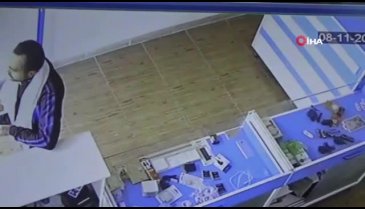 Telefon satmak için girdi, beğendiğini çalıp gitti