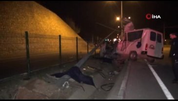 Elektrik direğine çarpan minibüs parçalandı: 2 ölü!
